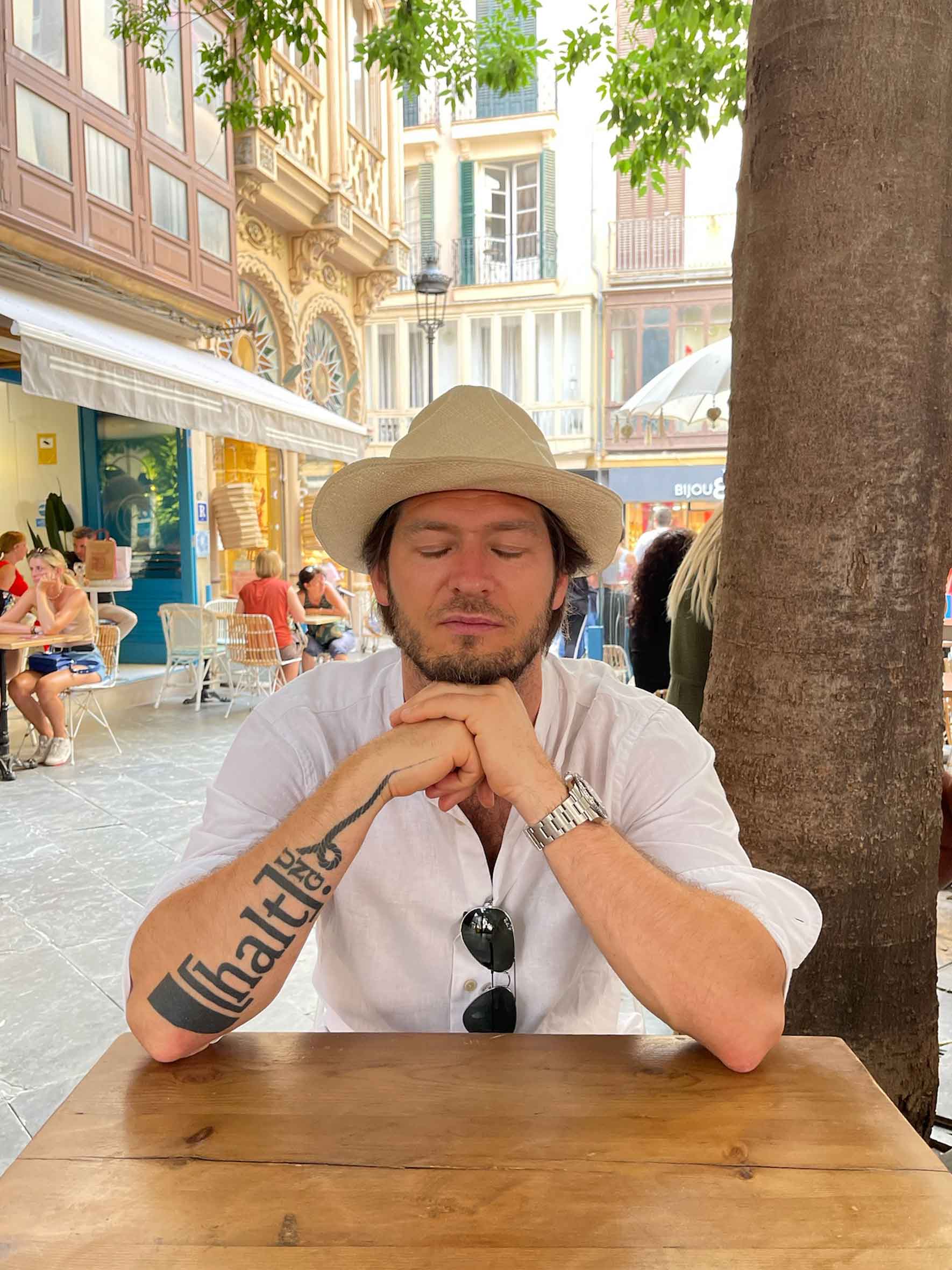 Alex Volz mit Tättowierung Haltung