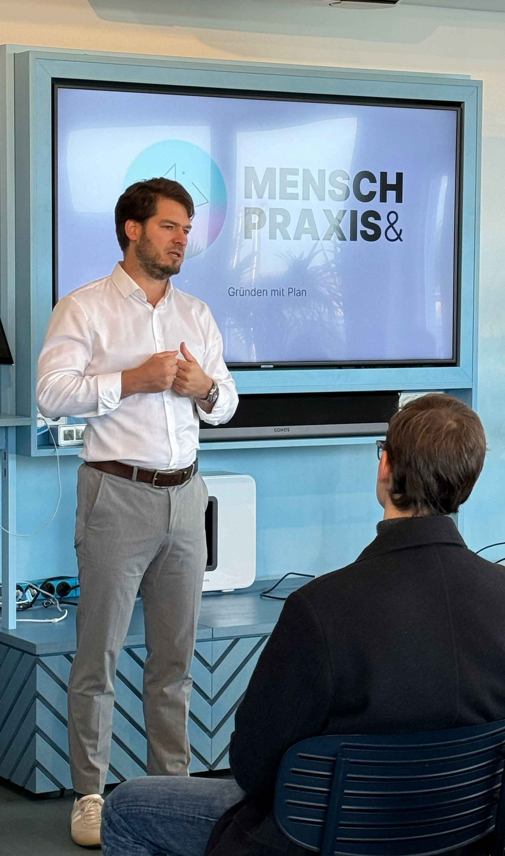 Alex Volz als Speaker vor TV