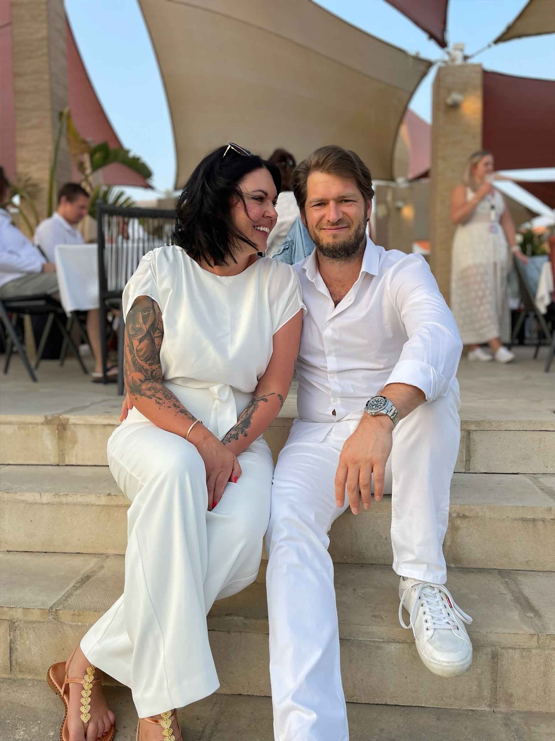 Alex Volz mit Dr. Petra Sophie Volz auf einer Treppe